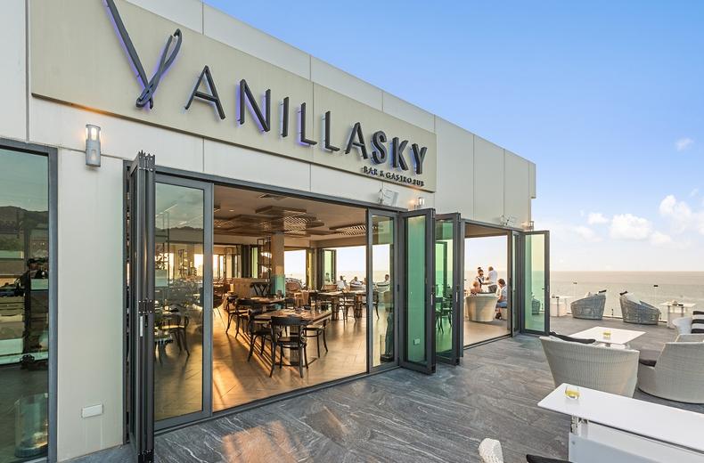 VANILLA SKY BAR & GASTRO PUB Cape Sienna Phuket Gourmet Hotel & Villas Phuket Stunning Sea views, creative craft cocktails and modern stylish Gastro Pub dishes. Gaze out over … Cape Sienna Phuket Gourmet Hotel & Villas Phuket